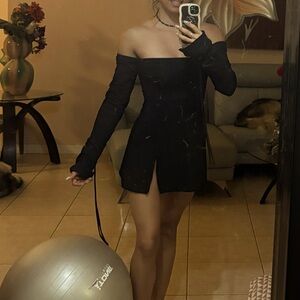 Black long sleeves trending dress